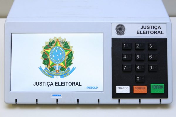 Miniatura de uma urna eletrônica